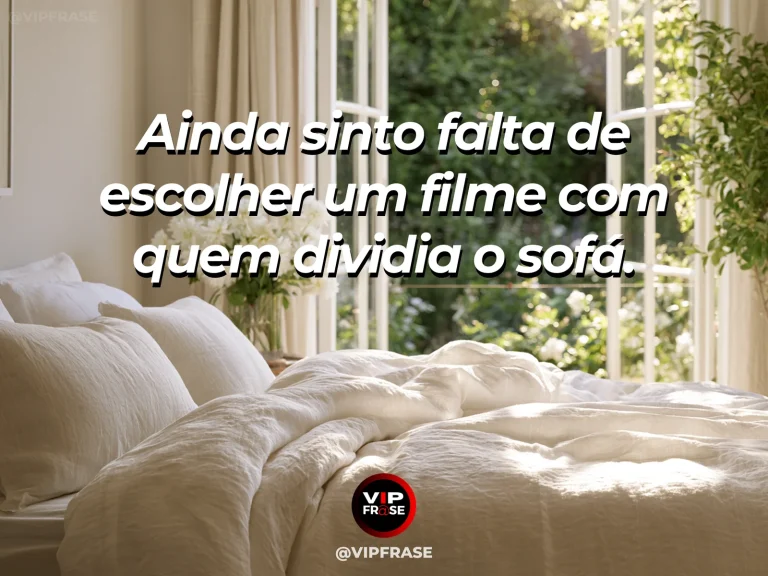 Mensagem de saudade sobre a falta de assistir a um filme junto, com sala colorida e iluminada com pipoca e almofadas.
