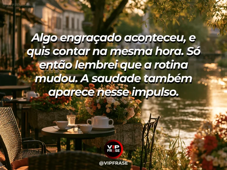 Mensagem de saudade sobre a falta de compartilhar o riso, com café ao ar livre com caderno e flores.