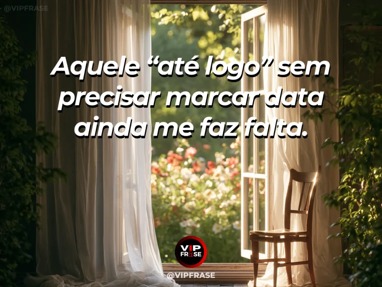 Mensagem sobre saudade, com portinha florida de vila aberta para caminho de pedras.