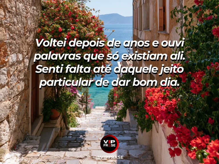 Mensagem sobre saudade, com vila ensolarada com casas coloridas e feira pequena na praça.