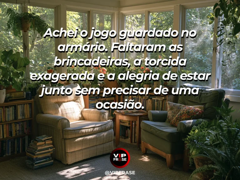 Mensagem sobre saudade, com tabuleiro colorido e peças sobre tapete com sol de tarde.