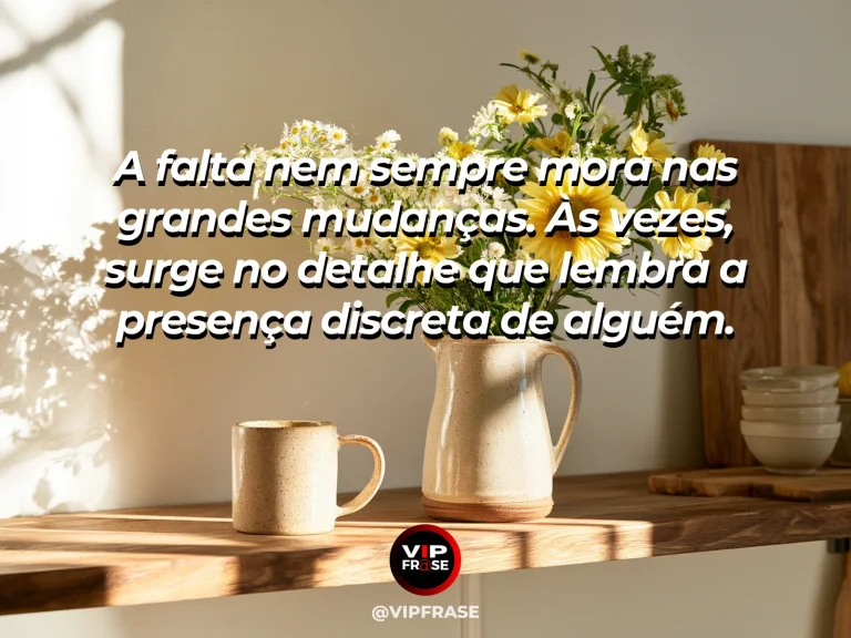 Frase sobre saudade com chave antiga repousando na mesa ao lado de ramo florido.