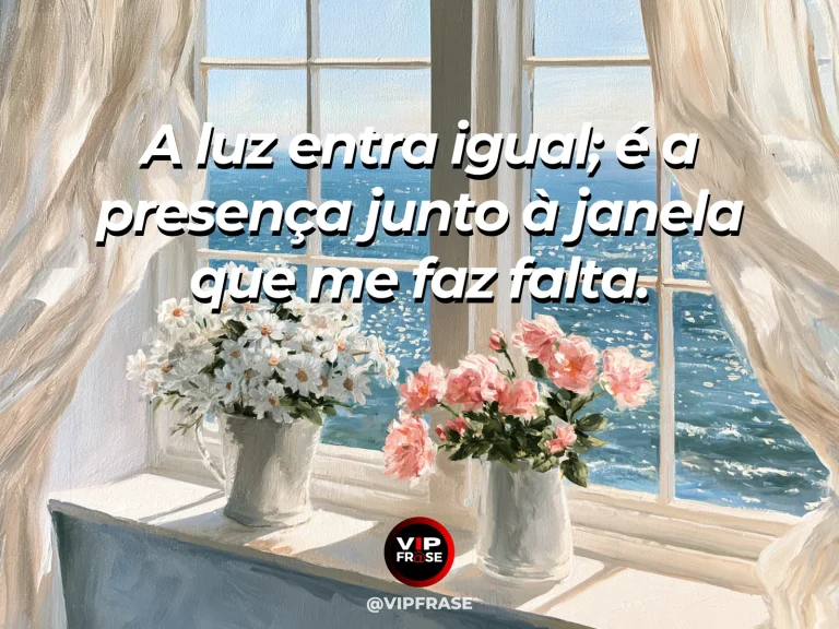 Mensagem de saudade sobre a falta de quem ficava à janela, com poltrona junto à janela com plantas floridas.
