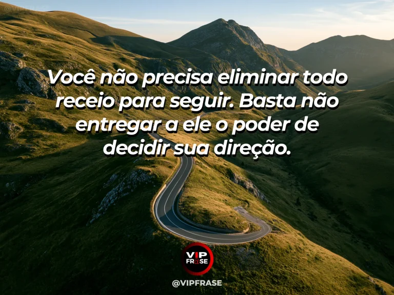 Mensagem de superação com estrada entre montanhas seguindo para a luz, simbolizando movimento apesar do medo.