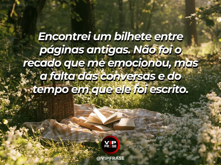 Mensagem de saudade sobre a falta guardada em um bilhete, com bilhete entre páginas de um livro junto a flores.