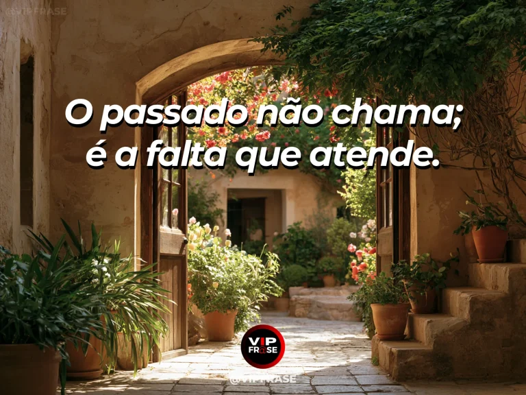 Frase sobre saudade com caminho de pedras antigo ao pôr do sol.