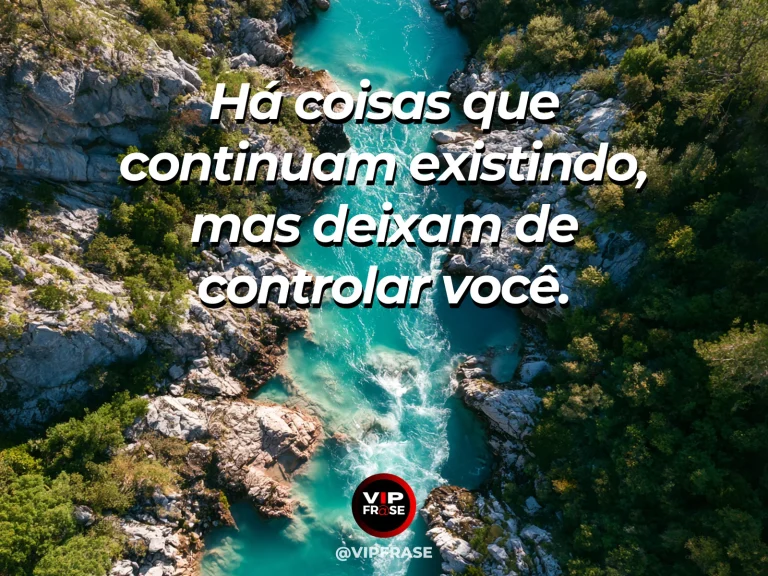Frase de superação em cenário natural sobre o peso muda quando você muda.