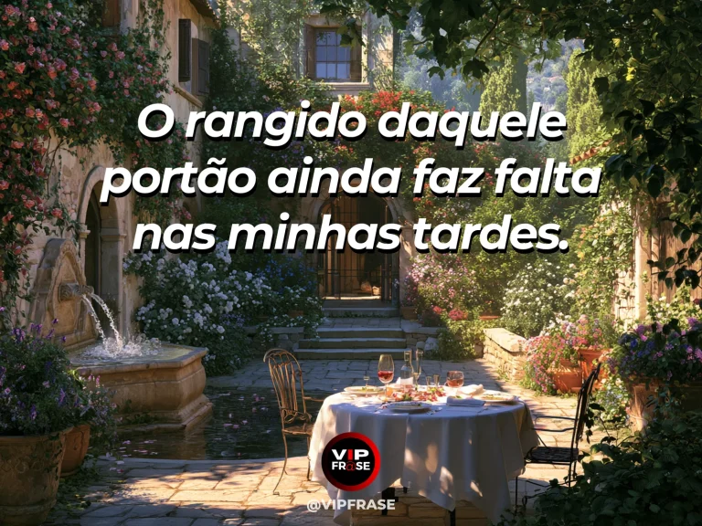 Mensagem sobre saudade, com portão antigo de ferro ornamentado com trepadeiras floridas.