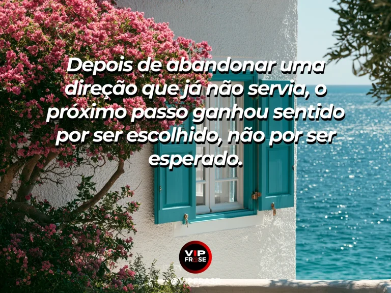 Frase sobre recomeço e o próximo passo depois de mudar de direção, em cena de trilha secundária escolhida em bifurcação ensolarada de colinas e flores.