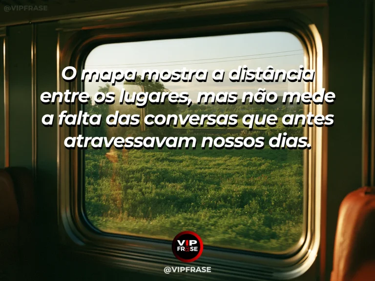Frase sobre saudade com mapa sem texto legível com bússola e folhas em mesa de viagem.