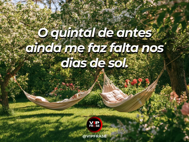 Mensagem sobre saudade, com quintal antigo com mangueira, sombra fresca e muro florido.