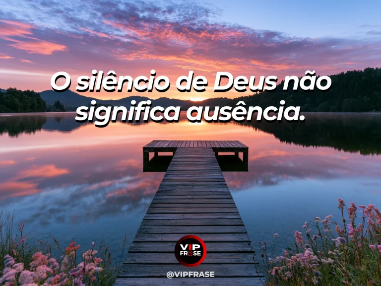 Frase sobre Deus com lago cristalino imóvel entre montanhas ao nascer do sol, névoa leve e atmosfera contemplativa.