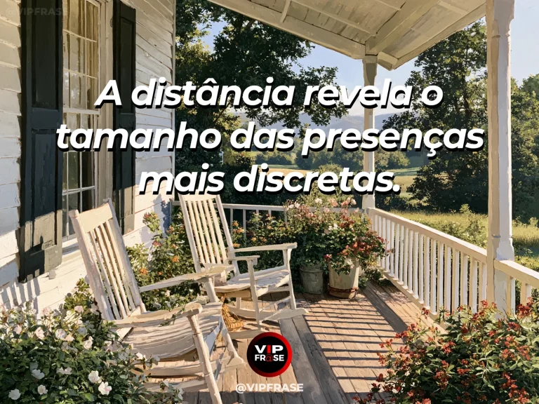 Frase sobre saudade com cadeira de madeira junto a varanda com vista para vale.