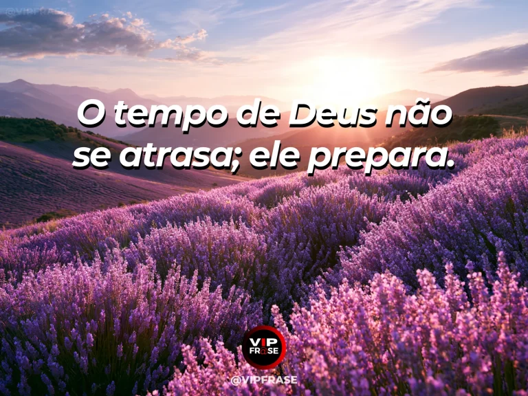 Frase sobre Deus com campo de lavanda começando a florescer sob céu luminoso, caminho longo e horizonte dourado.