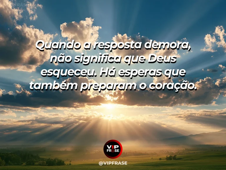 Frase sobre Deus com estrada sinuosa entre colinas verdes iluminadas depois da chuva, vista aérea.
