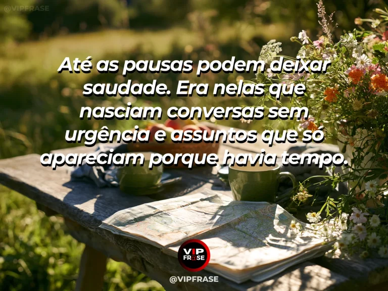 Frase sobre saudade com pequeno jardim de temperos junto à janela de cozinha.