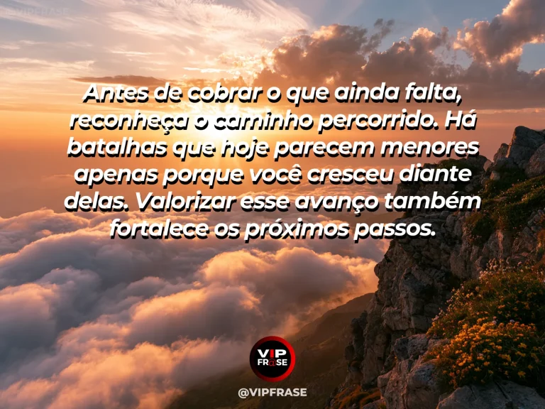 Mensagem de superação em mirante alto voltado para o caminho já percorrido, representando reconhecimento das vitórias anteriores.