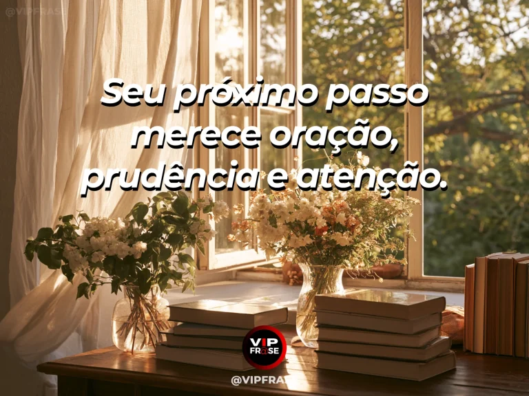 Mensagem de sabedoria sobre oração e prudência antes de agir, com livro fechado e flores diante de janela com luz suave.