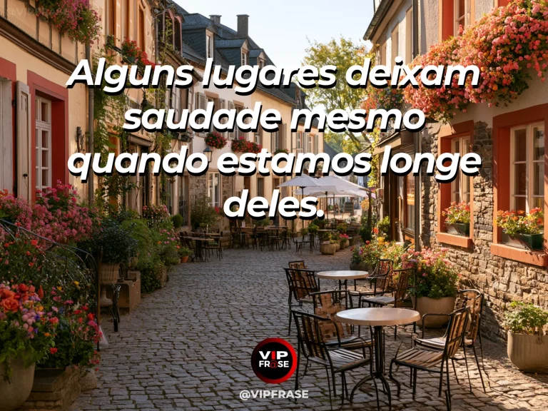 Frase sobre saudade com praça mediterrânea com casas floridas e céu ensolarado.