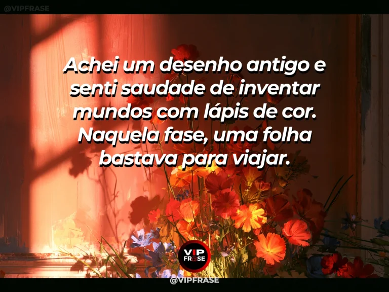 Mensagem sobre saudade, com lápis de cor espalhados com desenho infantil sem palavras sobre mesa de madeira.