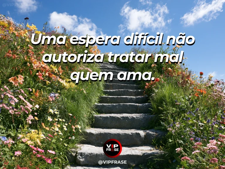 Frase de força sobre paciência nos desencontros, ilustrada por uma longa escadaria de pedra que cruza jardim de flores vivas.