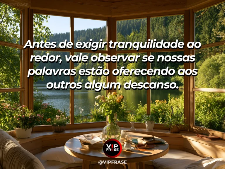 Arte com frase de paz sobre palavras que oferecem tranquilidade, em cenário de mesa de madeira com dois lugares e janela aberta para jardim florido.