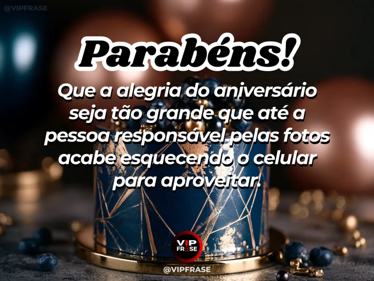 Mensagem de parabéns sobre aproveitar a festa sem se preocupar com fotos, em arte com bolo azul-escuro, detalhes dourados e mirtilos.