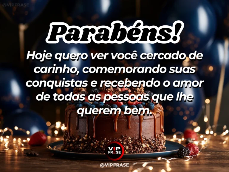 Mensagem de aniversário para namorado sobre felicidade, com bolo de aniversário e rosas corais.