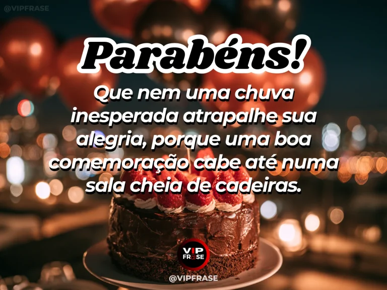 Mensagem de parabéns com bolo de chocolate, frutas vermelhas, balões acobreados e luzes douradas.