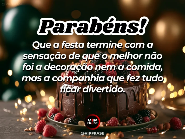 Mensagem de aniversário engraçada sobre a companhia que torna a festa especial, em arte com bolo de chocolate, frutas vermelhas e luzes douradas.