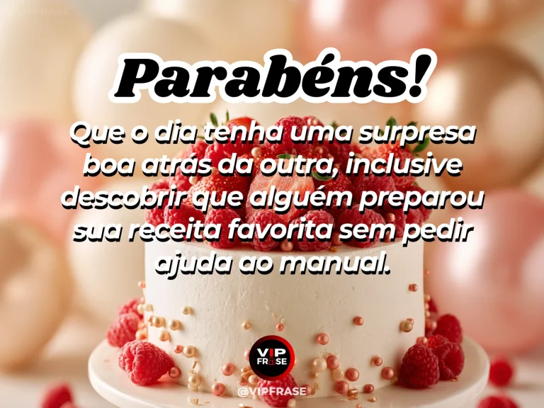 Mensagem engraçada de aniversário sobre uma surpresa na cozinha, com bolo claro, framboesas e decoração em tons rosados.