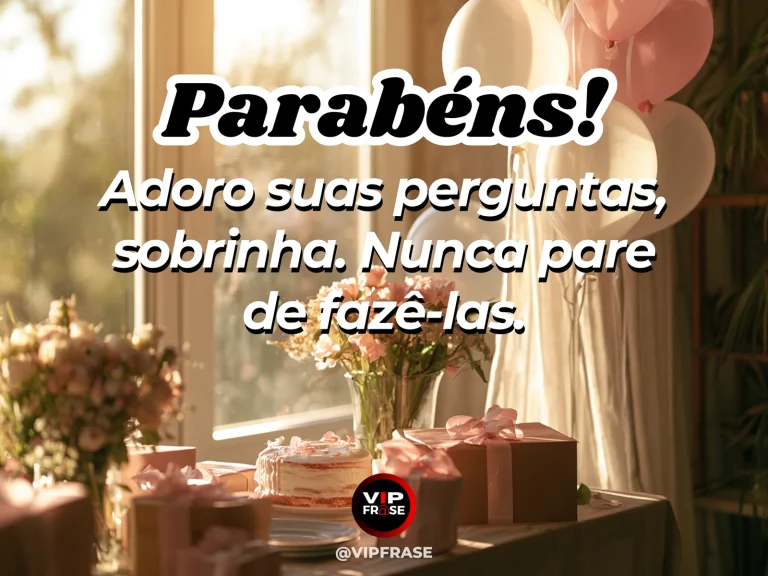 Mensagem de aniversário para sobrinha sobre sabedoria, com cena festiva de beautiful closed journals beside pink blooms and a festive cake o.