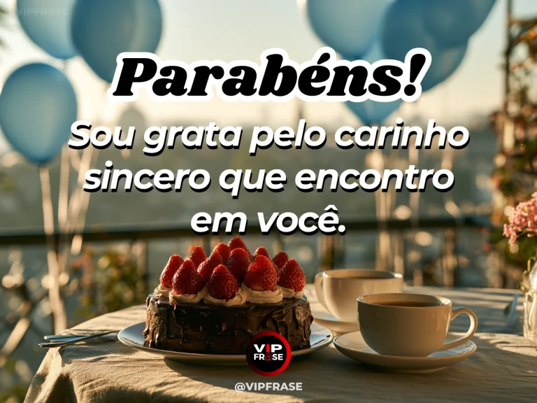 Mensagem de aniversário para namorado sobre gratidao, com mesa de café com flores rosadas.