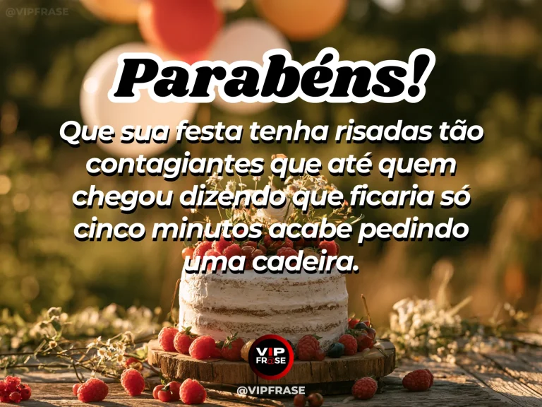Mensagem engraçada de parabéns sobre convidados que ficam mais tempo, sobre bolo rústico claro com frutas vermelhas ao ar livre.