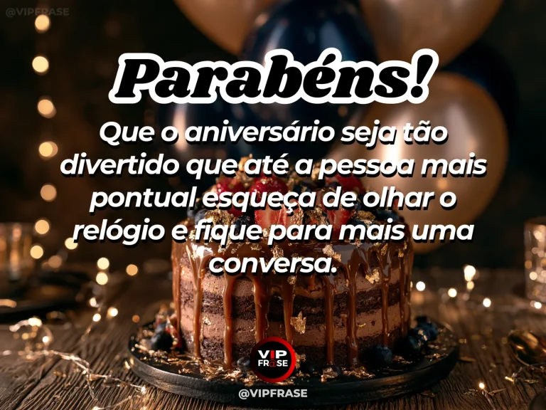 Mensagem de aniversário engraçada sobre esquecer o relógio na festa, ilustrada por bolo de chocolate com calda e luzes douradas.