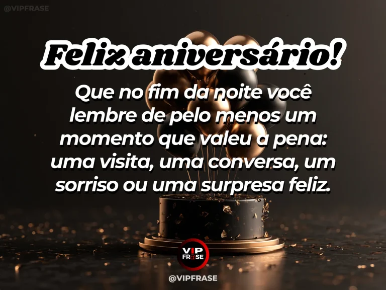 Mensagem de aniversário para WhatsApp sobre gratidão, com intimate evening birthday cake illuminated by warm fairy lights.