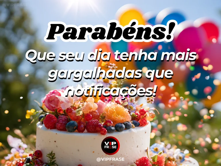 Arte de parabéns com a frase “Que seu dia tenha mais gargalhadas que notificações!”, sobre bolo branco com frutas e balões coloridos.