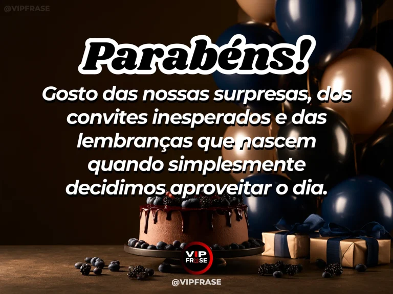 Mensagem de aniversário para namorado sobre felicidade, com varanda com bandeirolas festivas.
