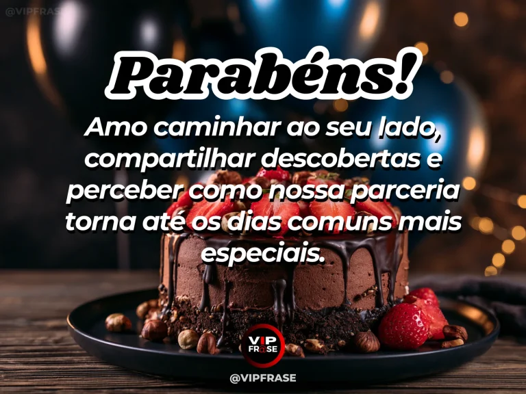 Mensagem de aniversário para namorado sobre amor, com caminho sob trepadeiras floridas.