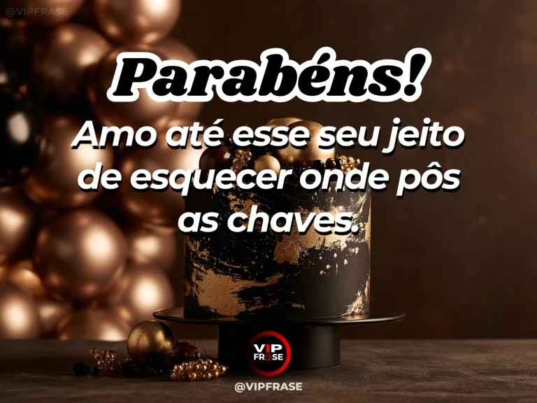 Mensagem de aniversário para namorado sobre amor, com chaves antigas em mesa com flores e bolo pequeno.