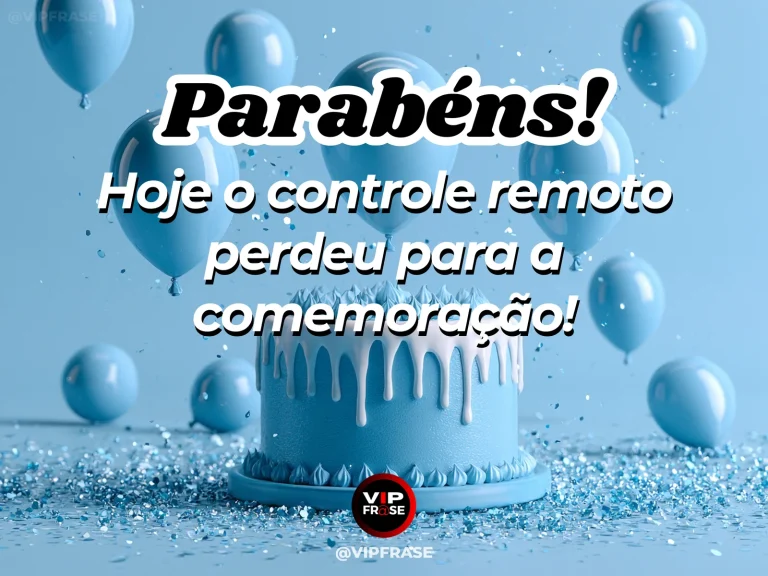 Mensagem de parabéns com bolo azul de cobertura escorrida, balões azuis e confetes em cenário monocromático.