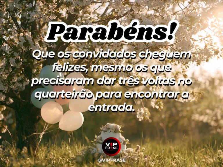 Mensagem de parabéns em jardim ensolarado, com árvore florida, balões claros e pequeno bolo sobre a grama.