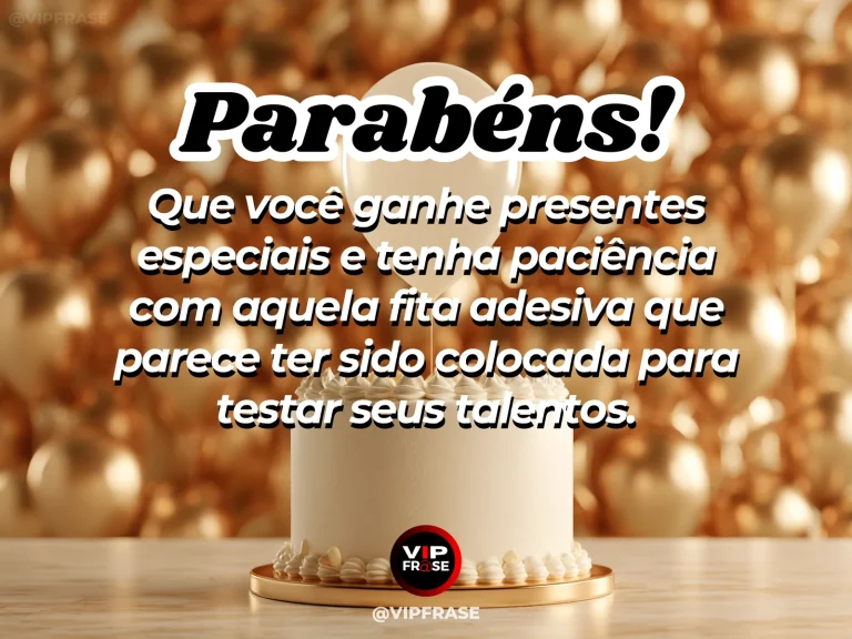 Mensagem de parabéns com bolo branco elegante, detalhes dourados e pontos de luz quentes ao fundo.
