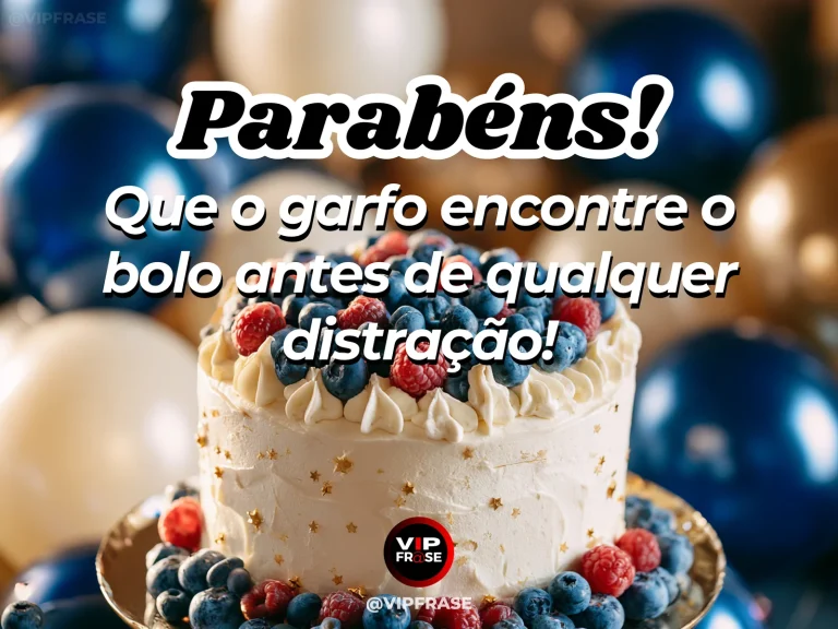 Mensagem de parabéns com bolo branco de estrelas douradas, frutas vermelhas, mirtilos e balões ao fundo.