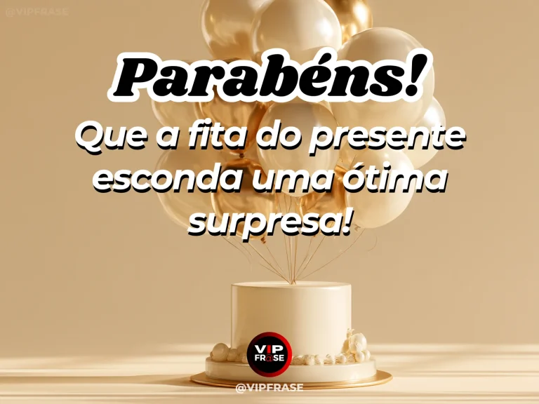 Mensagem de aniversário bem-humorada sobre a surpresa escondida no laço de um presente, ilustrada com bolo branco com balões dourados em fundo bege.