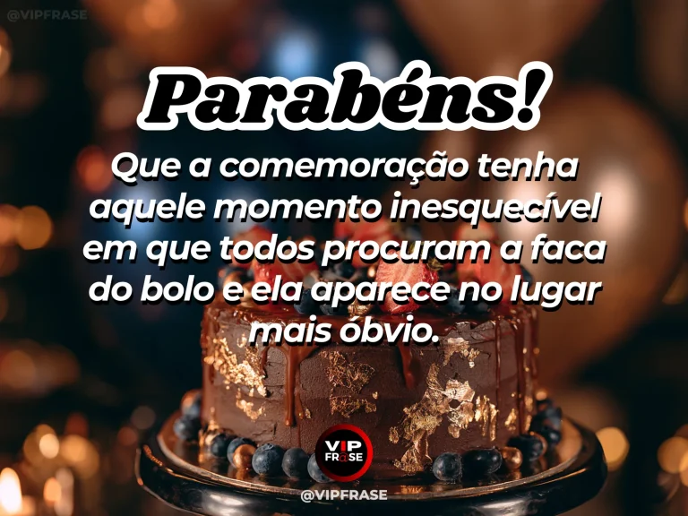 Mensagem de parabéns sobre o mistério da faca do bolo, em arte com bolo de chocolate, frutas vermelhas e brilhos dourados.