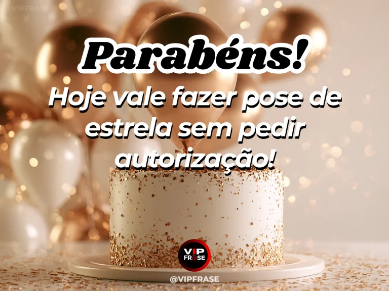 Mensagem de parabéns com bolo branco de detalhes dourados, balões champagne e brilho de festa ao fundo.