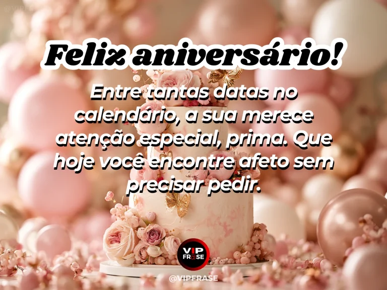 Mensagem de aniversário para prima sobre carinho, com pink floral arrangement and elegant unwrapped gift on table.
