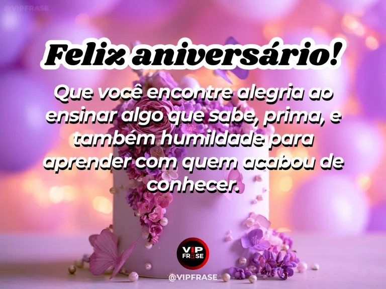 Mensagem de aniversário para prima sobre sabedoria, com book stack and pastel cake on sunny outdoor table.