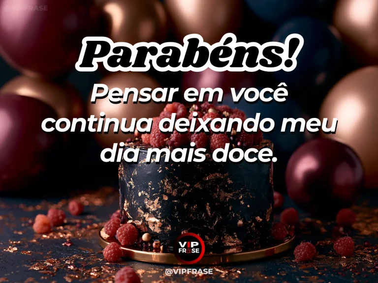 Mensagem de aniversário para namorado sobre amor, com caderno fechado ao lado de flores rosas.